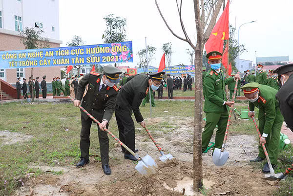 CBCS Công an tỉnh Nghệ An tham gia Tết trồng cây.