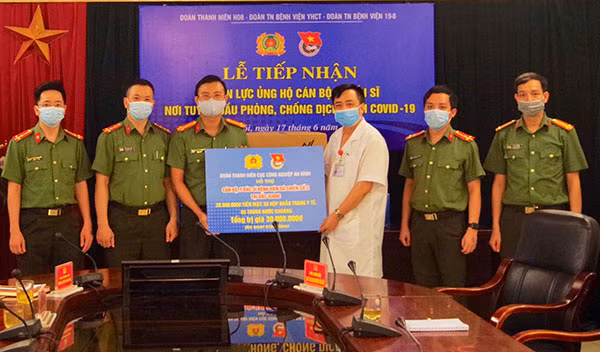 Thay mặt đoàn cán bộ y tế CAND, Đại tá Nguyễn Văn Hiển, Phó Giám đốc Bệnh viện 19-8 tiếp nhận ủng hộ từ Cục CNAN.
