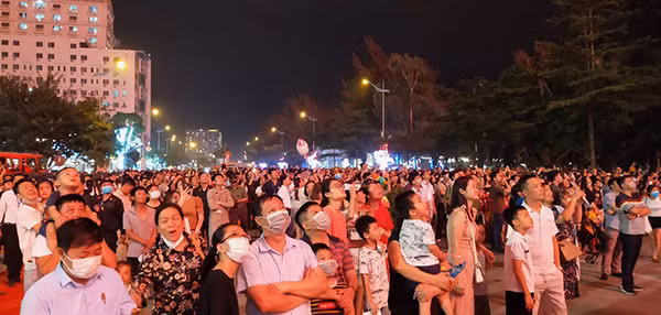 Lễ khai mạc diễn ra hoành tráng, thu hút hàng vạn du khách, nhân dân về dự.