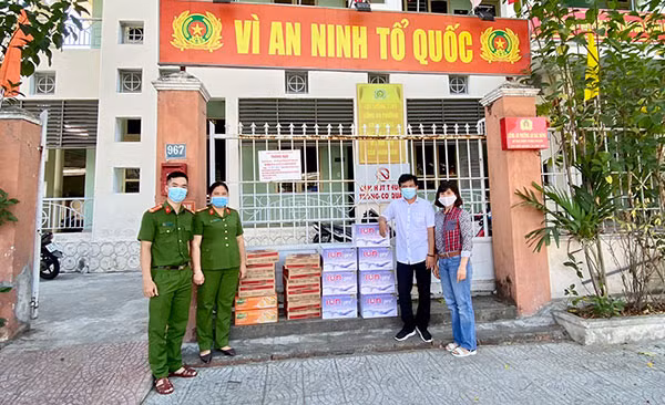 Nhóm Thiện nguyện Đà Nẵng và những người bạn trao hỗ trợ nhu yếu phẩm cho Công an quận Sơn Trà. Nhóm Thiện nguyện Đà Nẵng và những người bạn trao hỗ trợ nhu yếu phẩm cho Công an quận Sơn Trà.