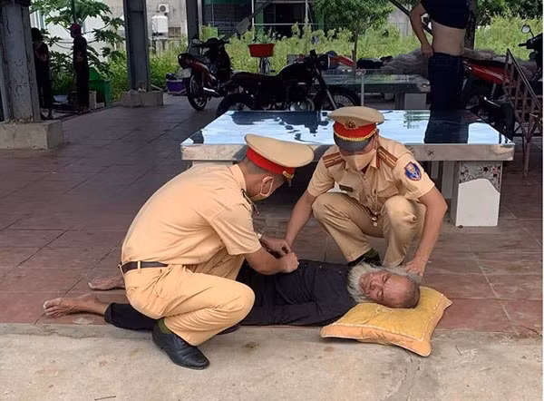 Hình ảnh các chiến sĩ CSGT kịp thời cứu giúp cụ ông nằm bất tỉnh trên đường. Hình ảnh các chiến sĩ CSGT kịp thời cứu giúp cụ ông nằm bất tỉnh trên đường.