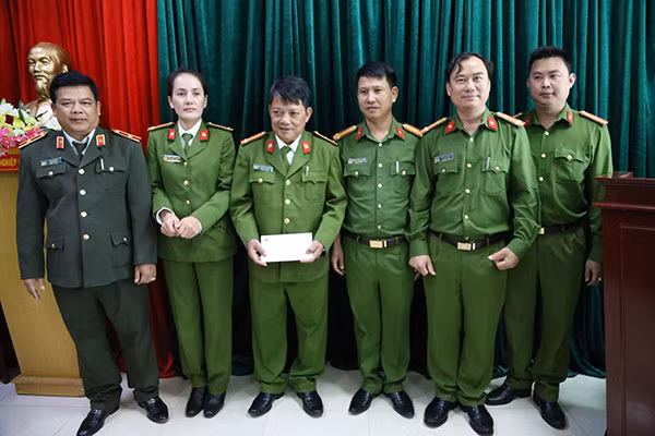Trao thưởng nóng cho cán bộ chiến sỹ Phòng Cảnh sát điều tra tội phạm về ma túy, Công an tỉnh Gia Lai.