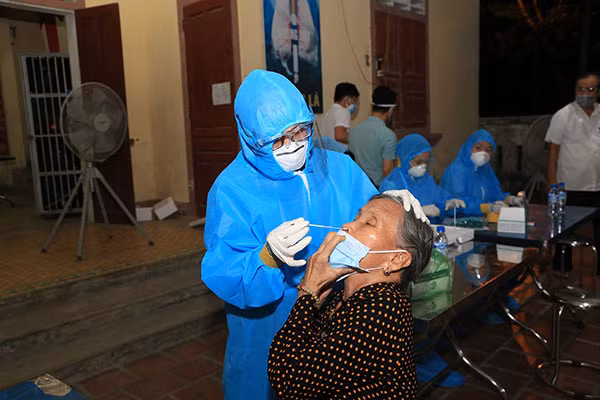 Công tác lấy mẫu xét nghiệm tại các khối, phường trên địa bàn TP Vinh được thực hiện xuyên đêm.