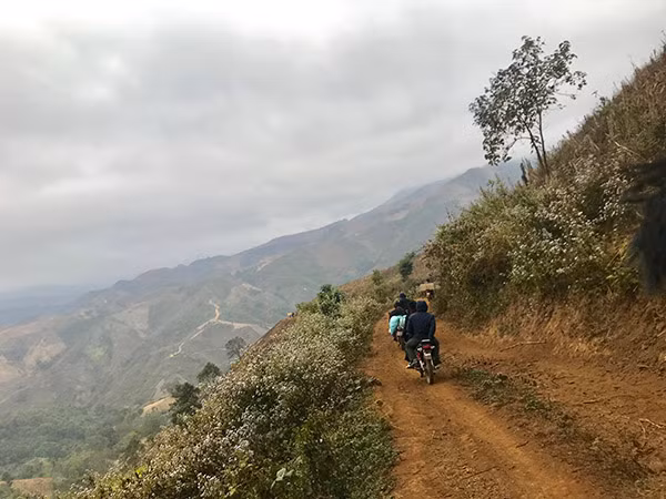 Cheo leo đường vào điểm trường.
