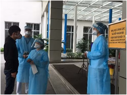 Bệnh viện Vinmec Central Park vẫn duy trì liên tục các hoạt động sàng lọc COVID-19 nhằm đảm bảo an toàn cho khách hàng đến thăm khám.