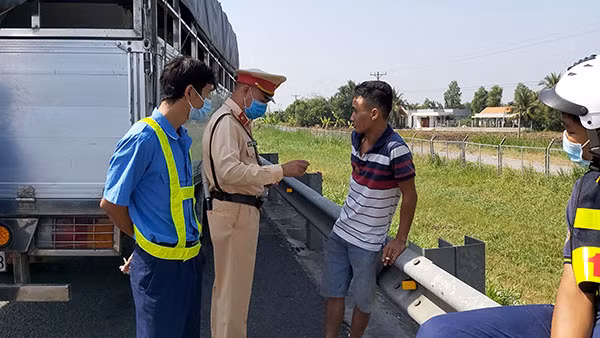 Tài xế làm việc với cơ quan chức năng.