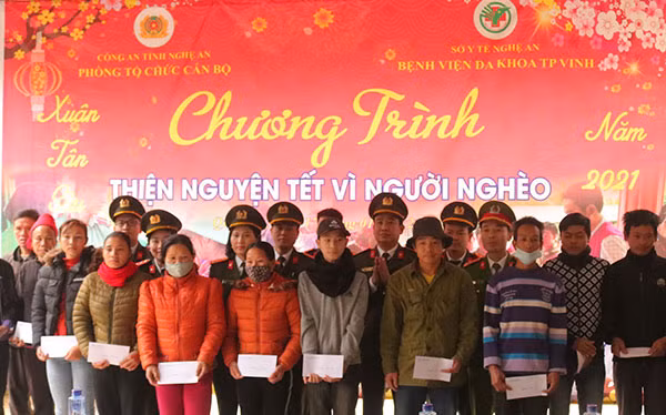 Phòng Tổ chức cán bộ Công an tỉnh Nghệ An và Bệnh viện Đa khoa TP Vinh trao quà cho bà con nhân dân xã Liên Hợp.