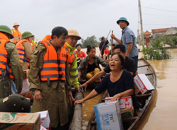 Đại tá Nguyễn Tiến Nam, Giám đốc Công an tỉnh Quảng Bình cùng CBCS vượt lũ đi cứu hộ, cứu nạn và hỗ trợ người dân.
