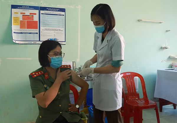 Đội ngũ y, bác sĩ thực hiện tiêm chủng cho CBCS các đơn vị trong Công an tỉnh.