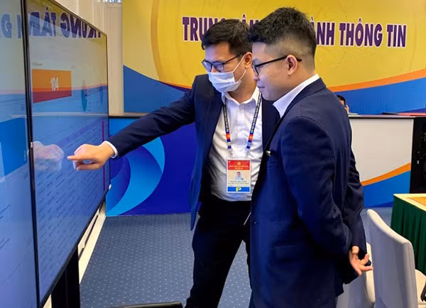 Cán bộ, nhân viên Trung tâm giám sát an toàn không gian mạng quốc gia ứng trực 24/24 trong suốt thời gian diễn ra Đại hội Đảng.