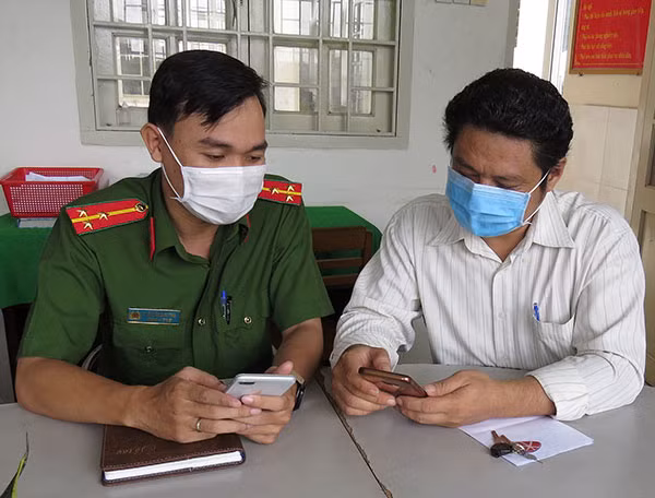 Cảnh sát khu vực chia sẻ thông tin về ANTT cho Tổ nhân dân tự quản.