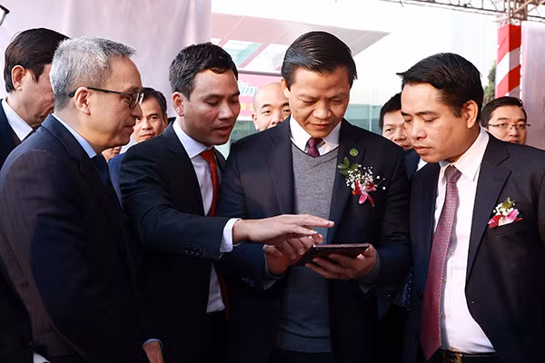 Lãnh đạo Bộ TTTT và tỉnh Bắc Ninh trải nghiệm dịch vụ 5G Viettel. Lãnh đạo Bộ TTTT và tỉnh Bắc Ninh trải nghiệm dịch vụ 5G Viettel.