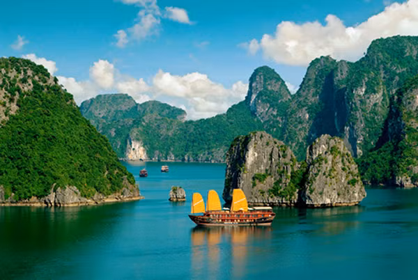 Di sản thiên nhiên thế giới vịnh Hạ Long là một trong những điểm đến hấp dẫn hàng đầu của du lịch Việt Nam.