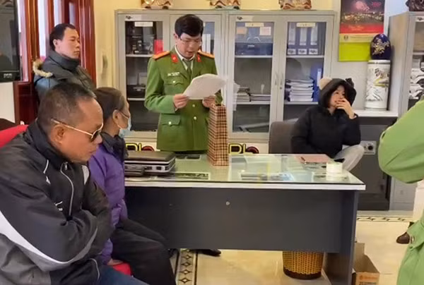 Cơ quan CSĐT Công an TP Hải Dương thực hiện lệnh khám xét nhà Trưởng “hàng”.