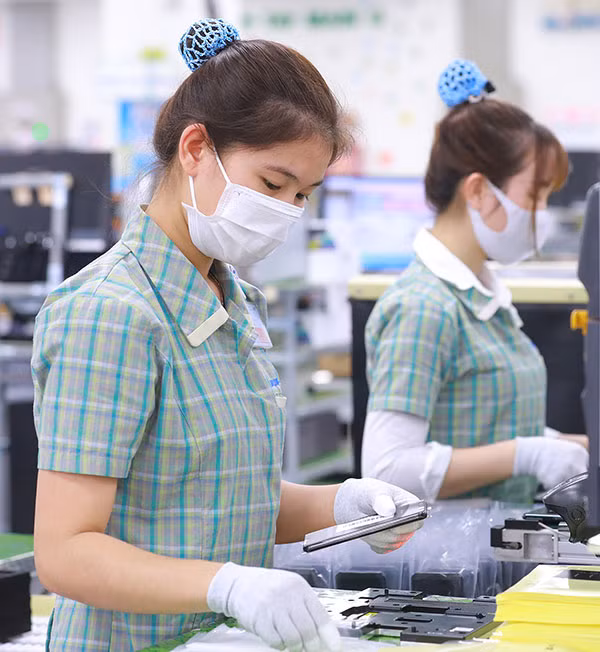 Nhân viên Samsung đeo khẩu trang khi làm việc.
