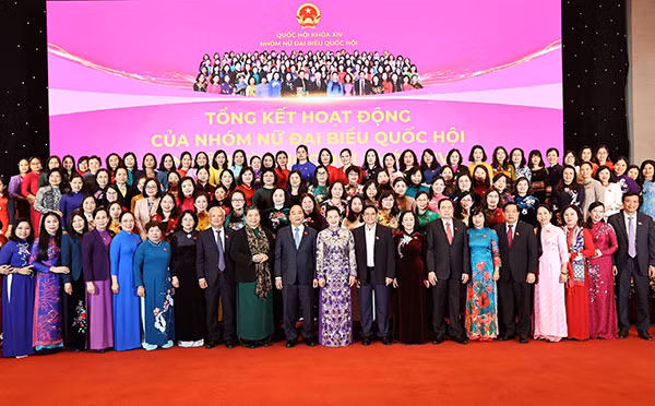 Thủ tướng Nguyễn Xuân Phúc, Chủ tịch Quốc hội Nguyễn Thị Kim Ngân với các đại biểu. Ảnh: TTXVN.