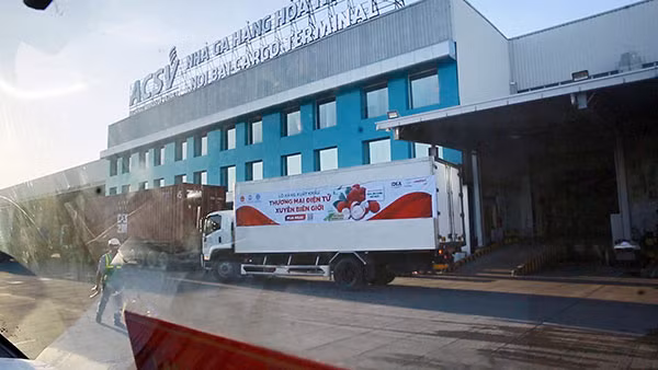 3 tấn vải thiều Bắc Giang vận chuyển hàng không qua Đức. 3 tấn vải thiều Bắc Giang vận chuyển hàng không qua Đức.