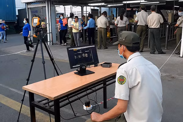 Một DN trang bị camera để quét thân nhiệt của công nhân khi đến làm việc.