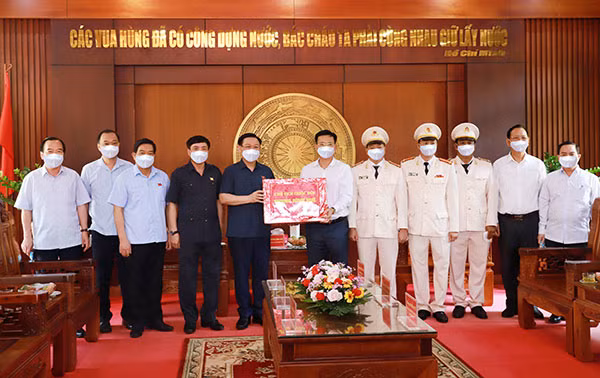 Chủ tịch Quốc hội Vương Đình Huệ trao tặng quà cho CBCS Công an tỉnh Đắk Nông.