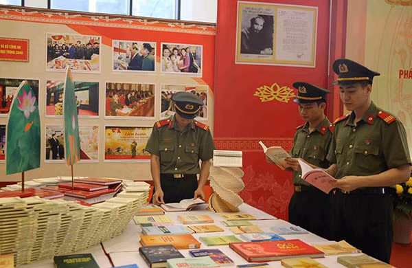 Sách phục vụ bạn đọc trong CAND ngày càng nhiều và phong phú. Sách phục vụ bạn đọc trong CAND ngày càng nhiều và phong phú.