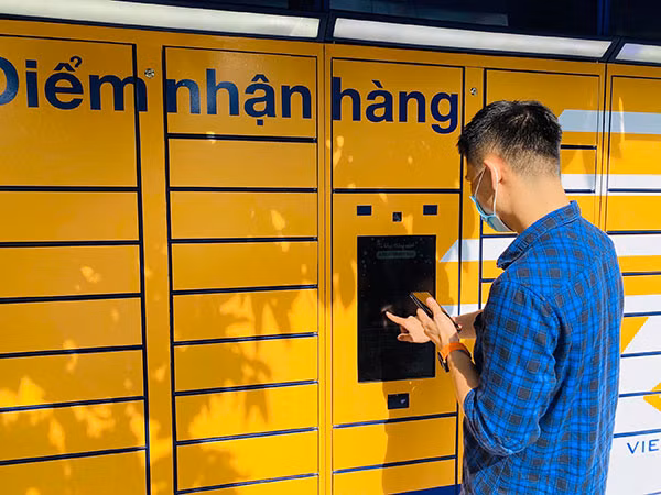 Vietnam Post đưa vào vận hành hệ thống tủ phát hàng tự động giúp giảm tiếp xúc trong quá trình nhận hàng. Vietnam Post đưa vào vận hành hệ thống tủ phát hàng tự động giúp giảm tiếp xúc trong quá trình nhận hàng.