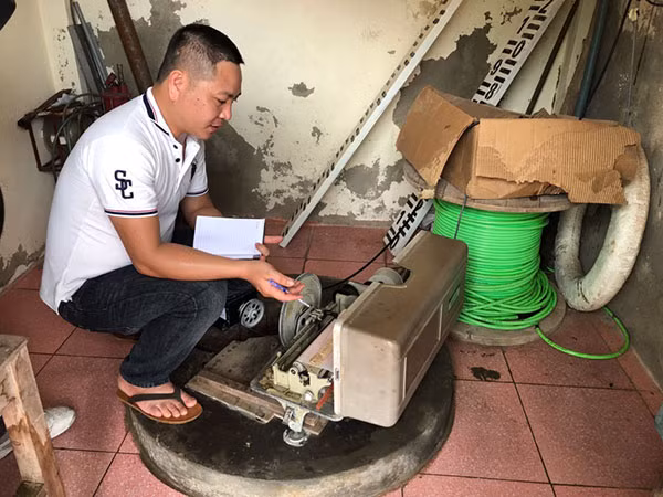 Công việc ghi số liệu hằng ngày được thực hiện đều đặn 4 lần, muộn nhất là 1h sáng. Ảnh: Trung Kiên. Công việc ghi số liệu hằng ngày được thực hiện đều đặn 4 lần, muộn nhất là 1h sáng. Ảnh: Trung Kiên.