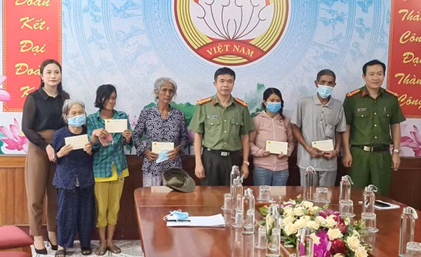 Đại tá Nguyễn Tiến Nam tặng quà cho các gia đình có hoàn cảnh đặc biệt khó khăn trên địa bàn thị xã Ba Đồn.