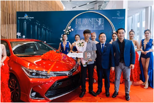 Khách hàng giao dịch Regal Pavillon may mắn trúng giải Đặc biệt xe Oto Toyota Corolla 1.8 CVT trị giá 791 triệu đồng.
