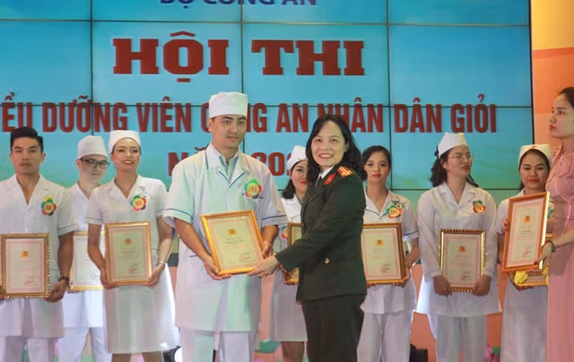 Đại tá Phạm Thị Lan Anh - Cục trưởng Cục Y tế Bộ Công an trao chứng nhận cho thí sinh đạt danh hiệu Điều dưỡng viên CAND giỏi.