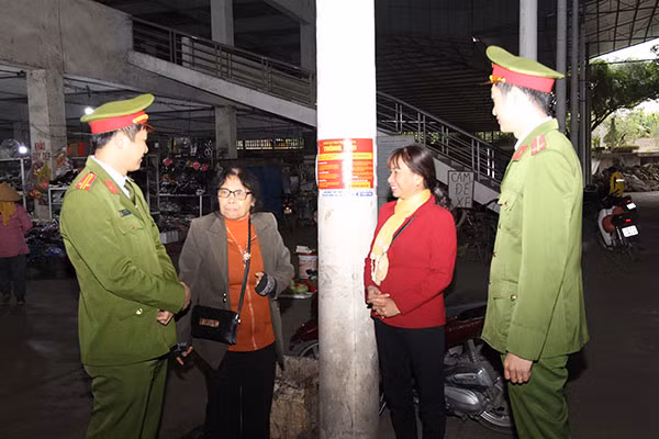 Công an tỉnh Thái Nguyên tuyên truyền phòng ngừa tội phạm công nghệ cao cho người bán hàng tại chợ. Công an tỉnh Thái Nguyên tuyên truyền phòng ngừa tội phạm công nghệ cao cho người bán hàng tại chợ.