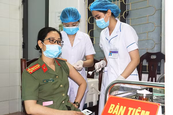 Công an tỉnh Nghệ An tổ chức tiêm vacxin phòng dịch COVID-19. Ảnh nguồn: Công an Nghệ An.