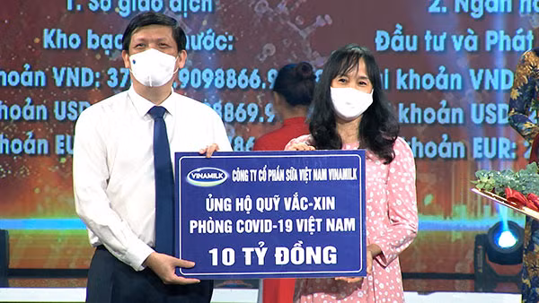 Đại diện Vinamilk trao 10 tỷ đồng đóng góp vào Quỹ Vaccine phòng COVID-19 cho đại diện Bộ Y tế.