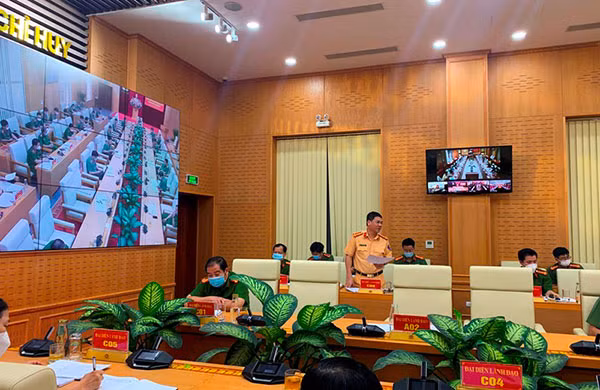 Đại tá Đỗ Thanh Bình, Phó Cục trưởng Cục CSGT phát biểu tham luận.