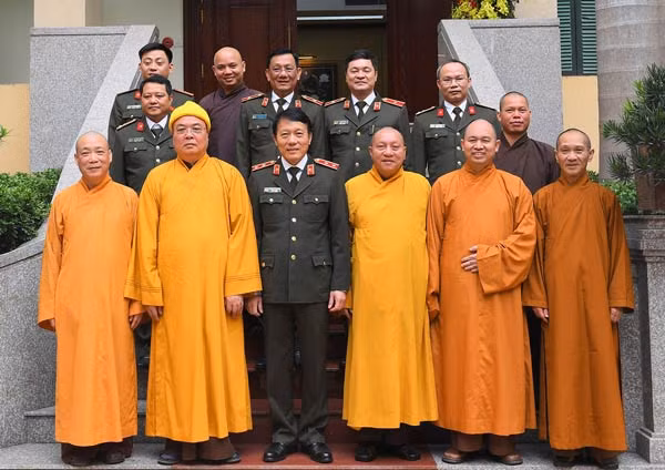 Thứ trưởng Lương Tam Quang và Hòa thượng Thích Thanh Nhiễu cùng các đại biểu.