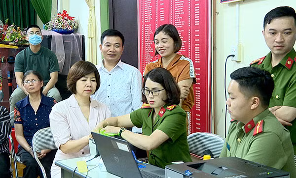CBCS Công an Sơn La thực hiện chiến dịch cấp thẻ Căn cước công dân với tinh thần trách nhiệm rất cao. Thường xuyên làm việc xuyên trưa, xuyên đêm, áp lực công việc rất lớn nhưng CBCS vẫn luôn vui vẻ, niềm nở, hướng dẫn người dân tỉ mỉ, chu đáo.
