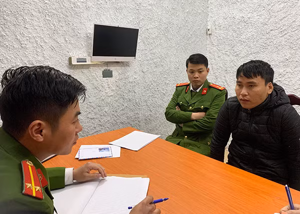 Đối tượng Nguyễn Văn Tùng tại Công an huyện Thường Tín. Đối tượng Nguyễn Văn Tùng tại Công an huyện Thường Tín.