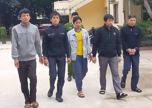 Các đối tượng Lê Khắc Thành, Lương Văn Òn, Lô Văn Mười, Lương Văn Cường, Lương Văn Tùng vừa bị Công an huyện Thường Xuân bắt giữ.