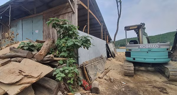 Những căn nhà xây dựng kiên cố, lấn sông Vu Gia. Những căn nhà xây dựng kiên cố, lấn sông Vu Gia.