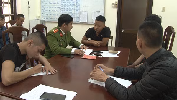 Các đối tượng đốt pháo trên đường TP Huế khai nhận hành vi vi phạm tại cơ quan Công an.