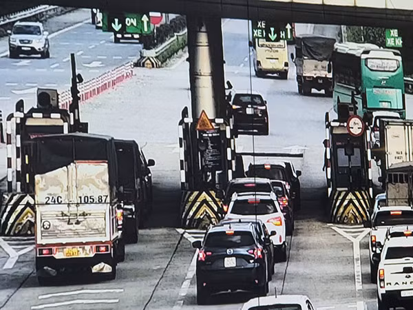 Hình ảnh các phương tiện do camera giám sát ghi lại.