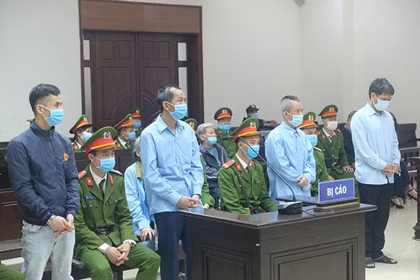 Bị cáo Lê Đình Công và các bị cáo tại phiên xử.