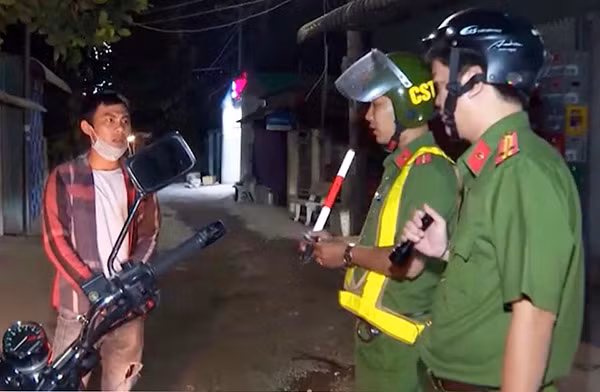 Trung tá Nguyễn Đức Hậu, Trưởng Công an TP Long Xuyên chỉ huy Tổ công tác đảm bảo TTATGT, ANTT thực hiện nhiệm vụ trên địa bàn.