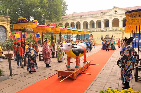 Tái hiện “Lễ tiến xuân ngưu” tại Hoàng thành Thăng Long. Tái hiện “Lễ tiến xuân ngưu” tại Hoàng thành Thăng Long.
