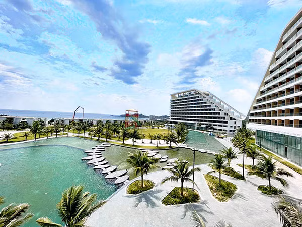 Bể bơi ngoài trời tại FLC Grand Hotel Quy Nhon.