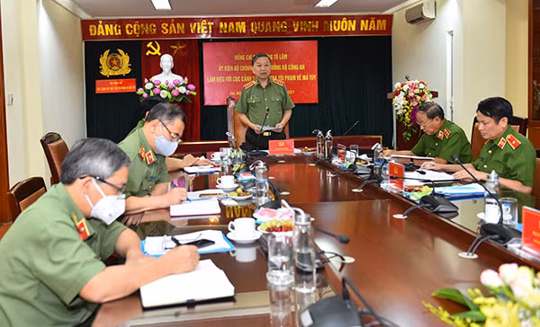 Bộ trưởng Tô Lâm phát biểu chỉ đạo tại buổi làm việc. Bộ trưởng Tô Lâm phát biểu chỉ đạo tại buổi làm việc.