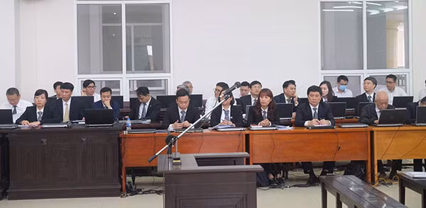 Các luật sư bào chữa tại phiên toà.
