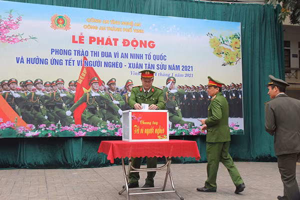 Cán bộ, chiến sỹ Công an tỉnh Nghệ An quyên góp ủng hộ Tết Vì người nghèo 2020. Cán bộ, chiến sỹ Công an tỉnh Nghệ An quyên góp ủng hộ Tết Vì người nghèo 2020.