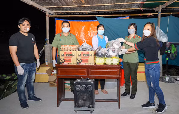 Những tấm lòng hảo tâm hỗ trợ lực lượng chống dịch tại Cần Thơ.