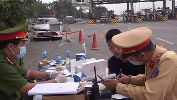 Lực lượng chức năng test nhanh ma tuý đối với lái xe.