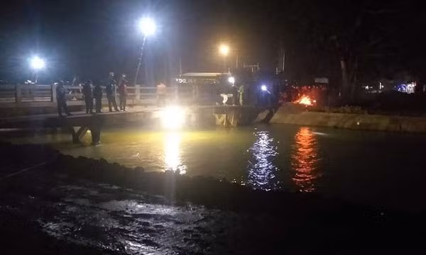 Lực lượng chức năng tìm kiếm cháu bé suốt đêm.